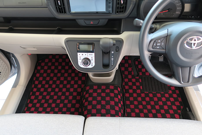 臭いの原因に 車のフロアカーペットのお手入れ方法について 新型 パッソ 700系 対応商品 好評発売中 フロアマット ラグマット専門店アルティジャーノ